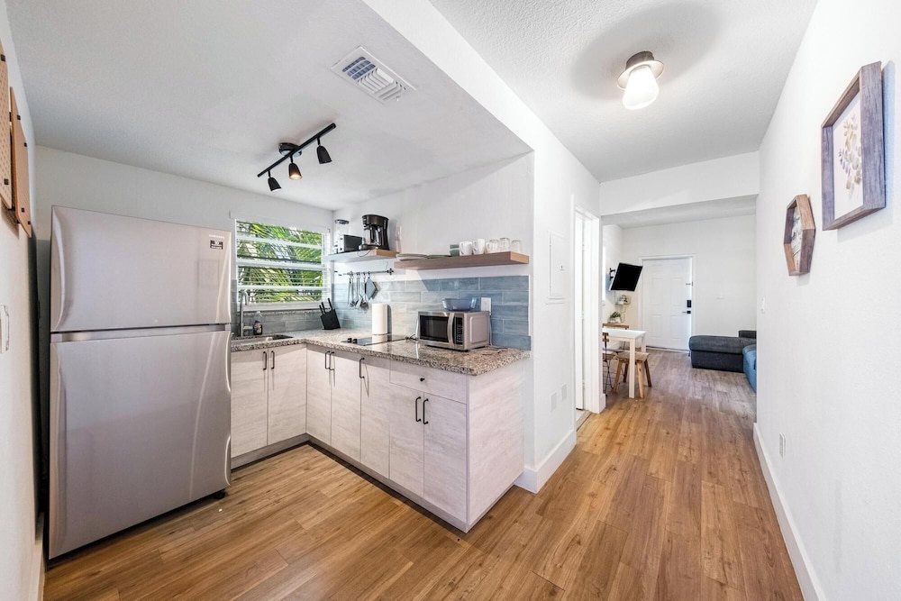Retro Miami Getaway With Free Parking 1 Minute From Beach