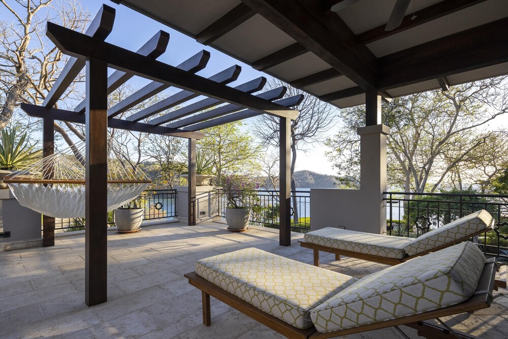 Arcos Del Mar Beachfront