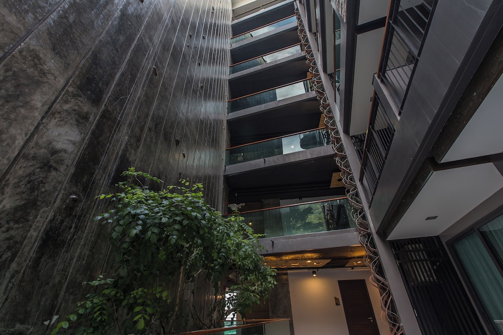Emerald 215 - Studio With Balcony and Shared Pool