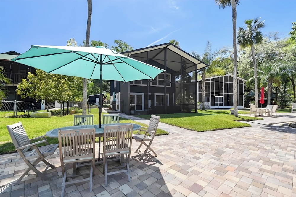 Waterfront Gem on Weeki Wachee River w/ Boat Slip!