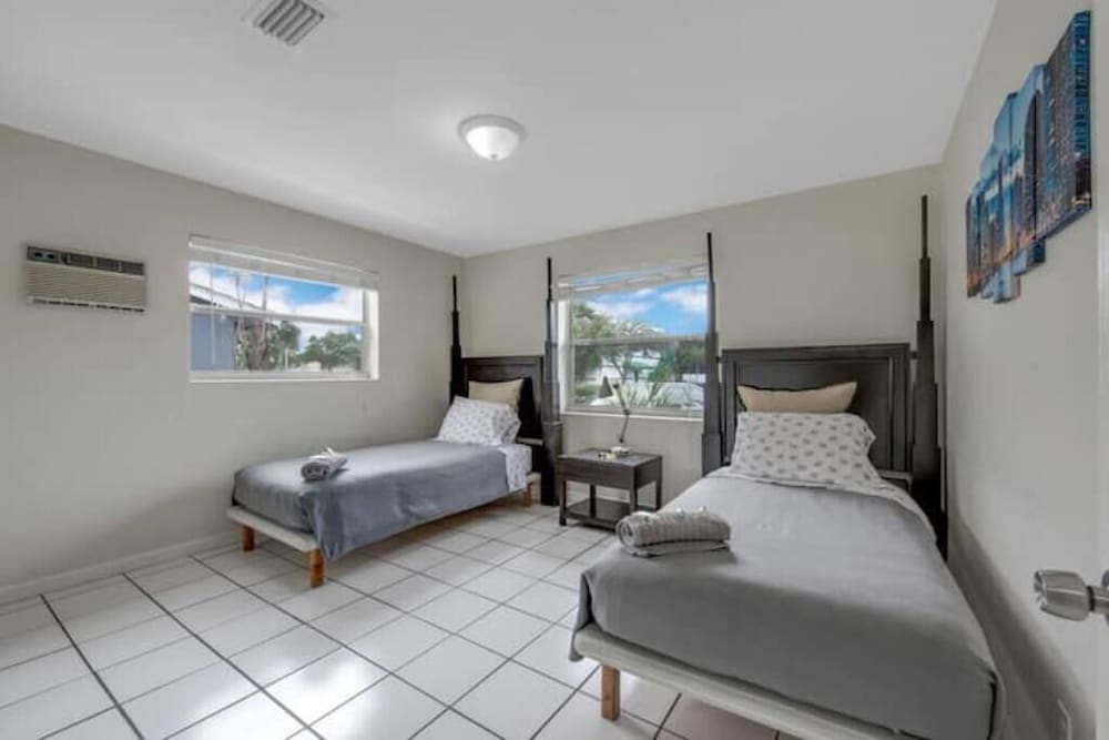5140 Duplex in Oakland Park view 5