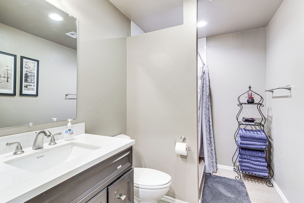 4 Mi to Dtwn Guthrie: Family Home w/ Fire Pit!