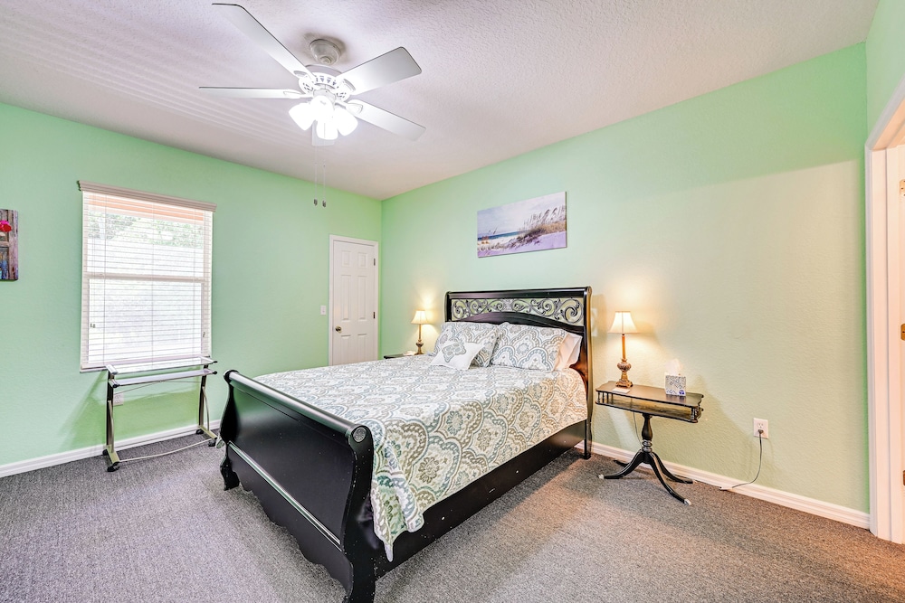 Pet-friendly Gem w/ Yard & Pool Access in Sebring