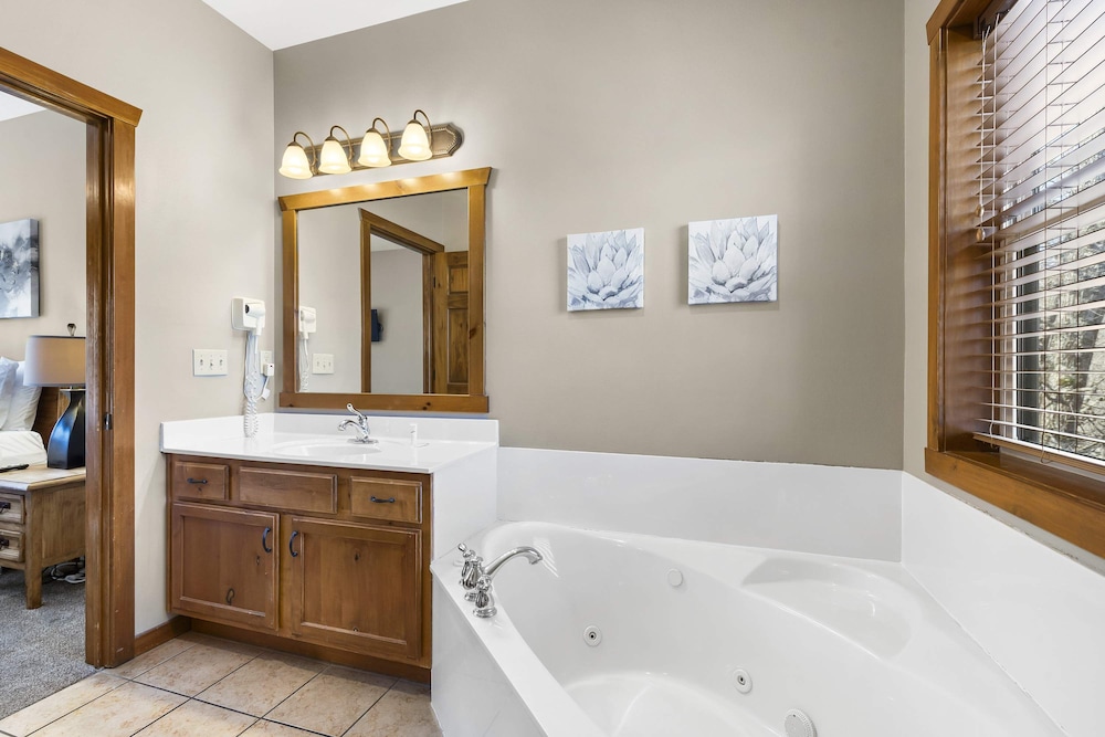 Serenity Oaks Stay for 16!