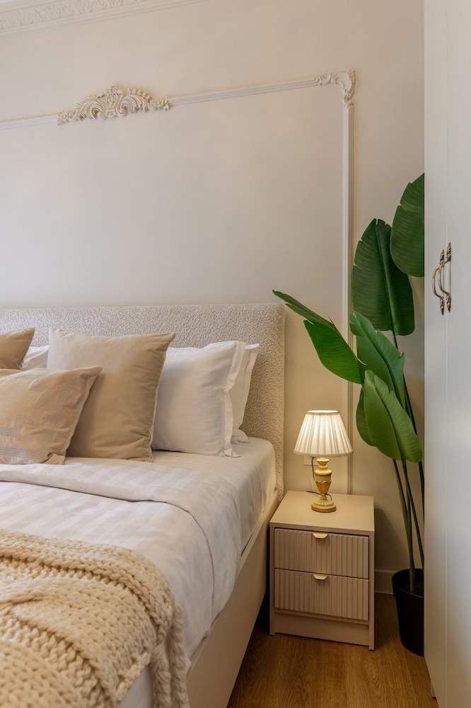Parisian-Inspired 1BR in the Heart of Bucharest - Balcony, AC & Fully Equipped