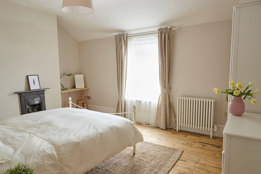Chic Top Floor Apartment in the Heart of Westbourne Arcade view 2