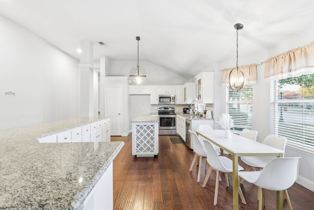 Lux Cozy 5B2B Home for Families
