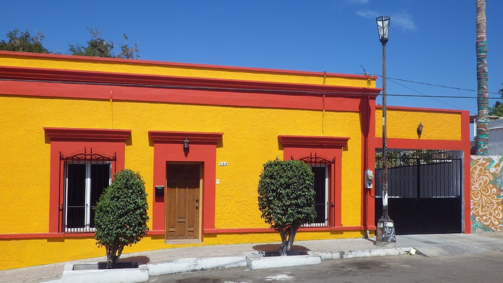 Hotel Central Bed & Breakfast - Image 1