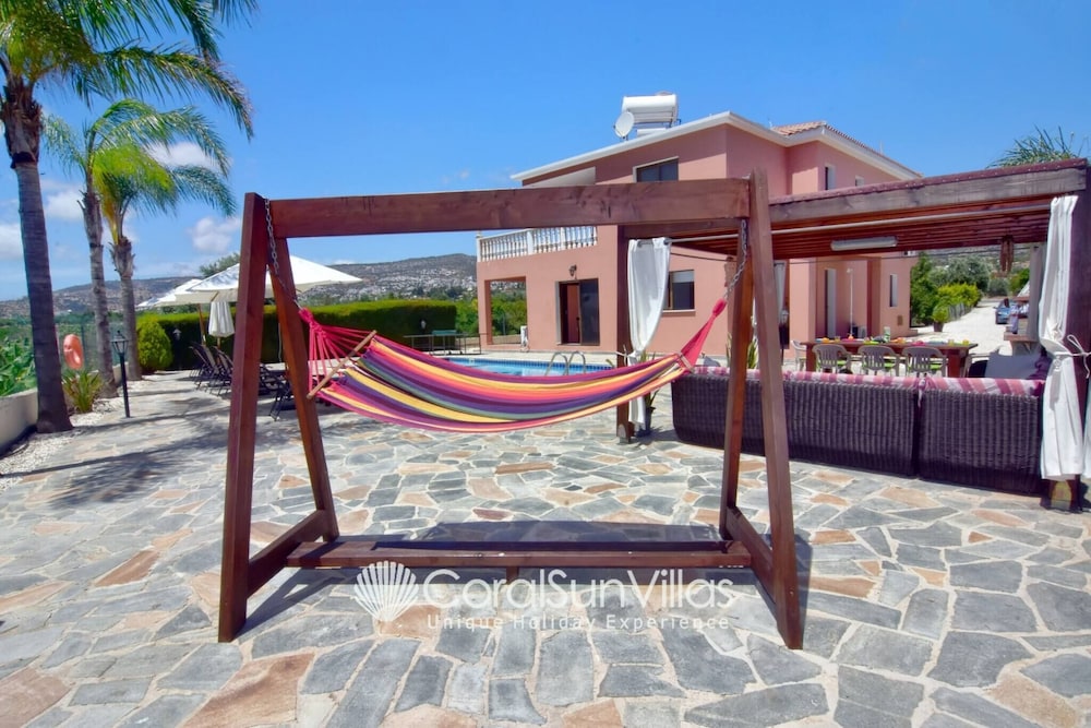 Family Villa Short Walk To Coral Bay Strip 5 Min and Pub, Shops etc