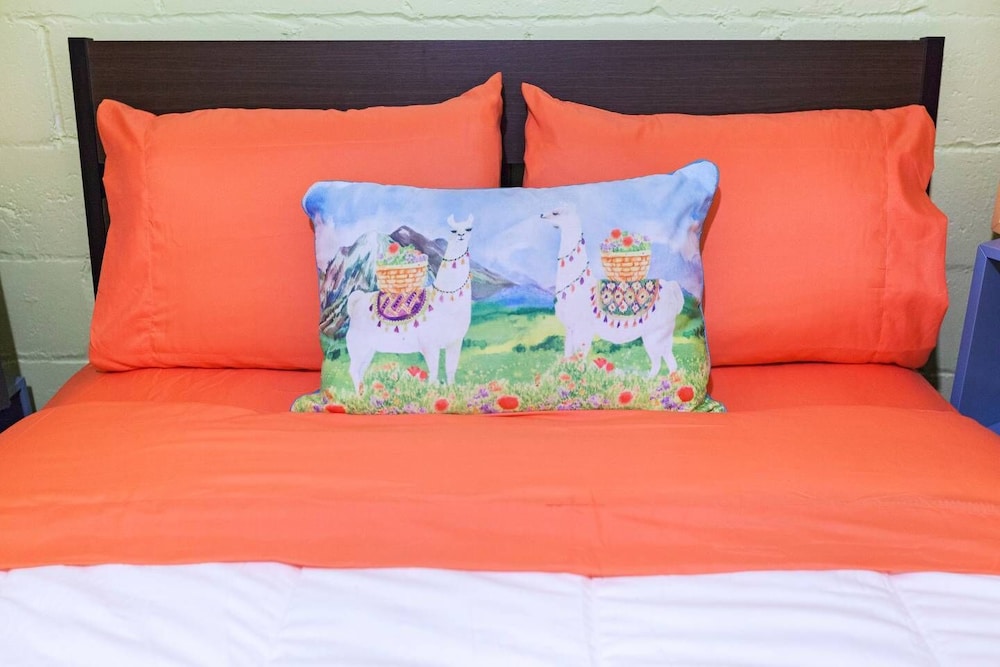 Colourful 2-bedroom Apartment - Image 2