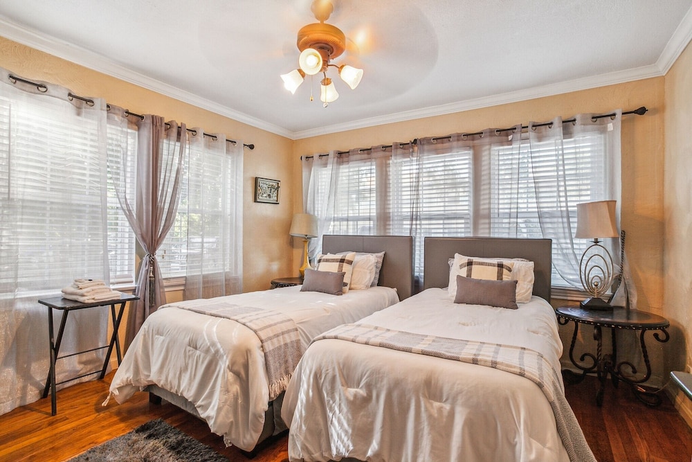 The Old Downtown Historic Grand Prairie House 4 Bedroom Home by RedAwning view 4