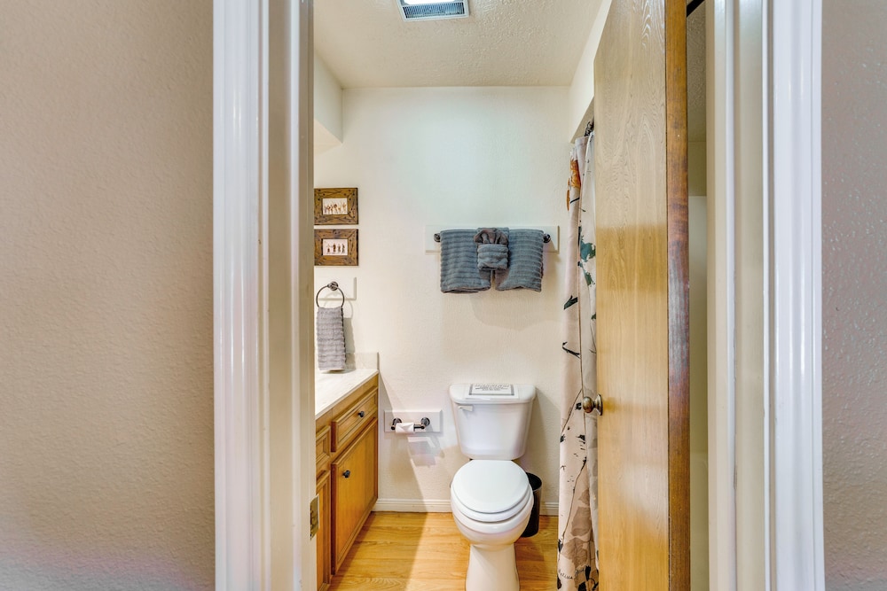 Hike, Bike & Ski: Red River Condo w/ Spa Access
