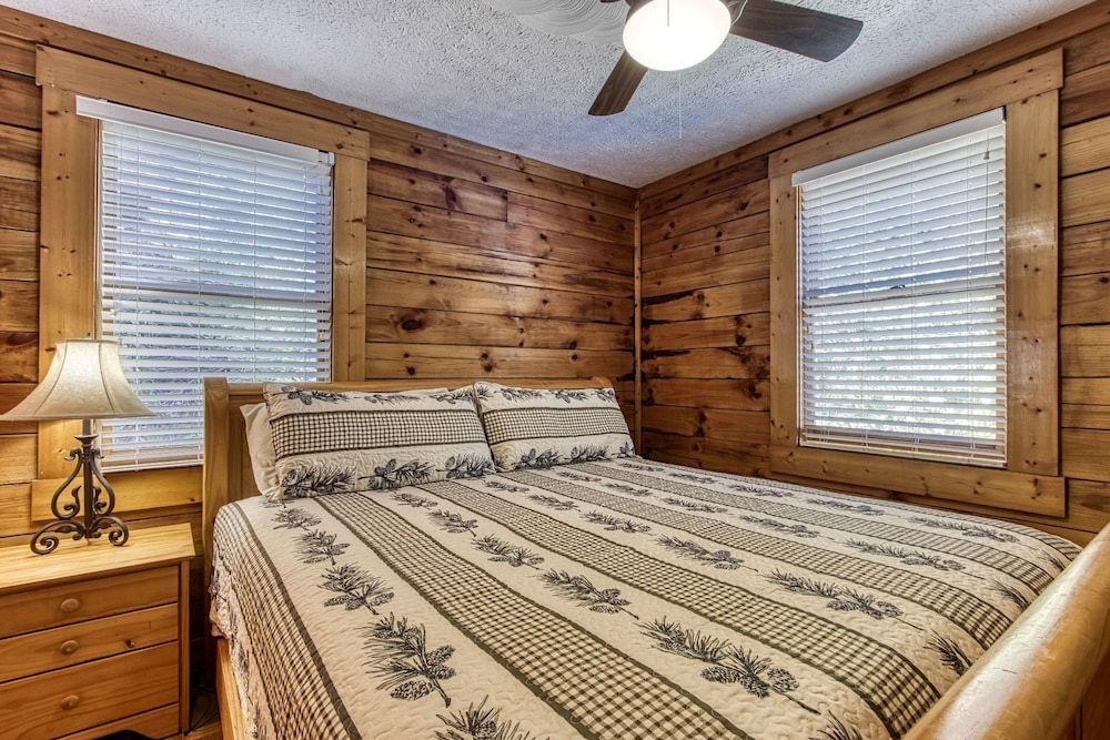 Er15 - A Bears Life Great Location - Close To Town! 3 Bedroom Cabin by RedAwning view 4