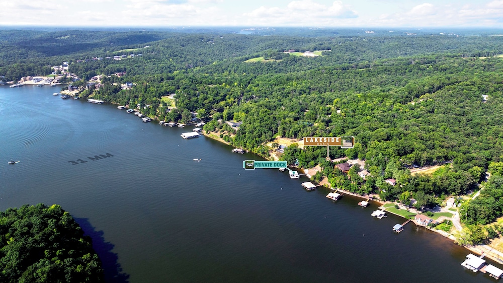 Lakeside Oasis Room for 12!