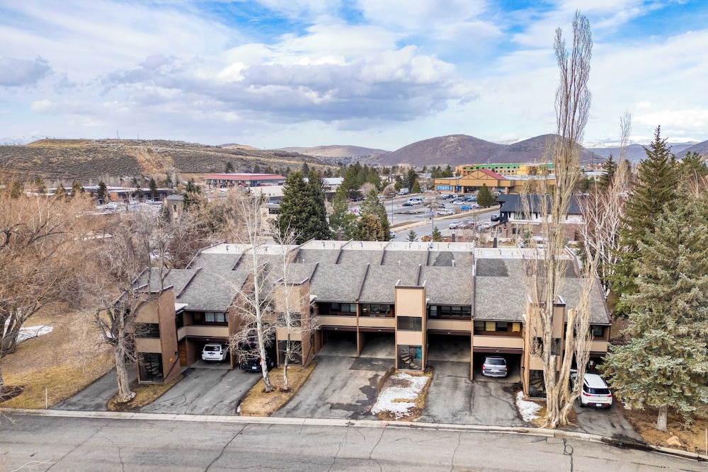 Parkside Condo by Avantstay Walk to Ski Lifts + Town Pool & Hot Tub Access