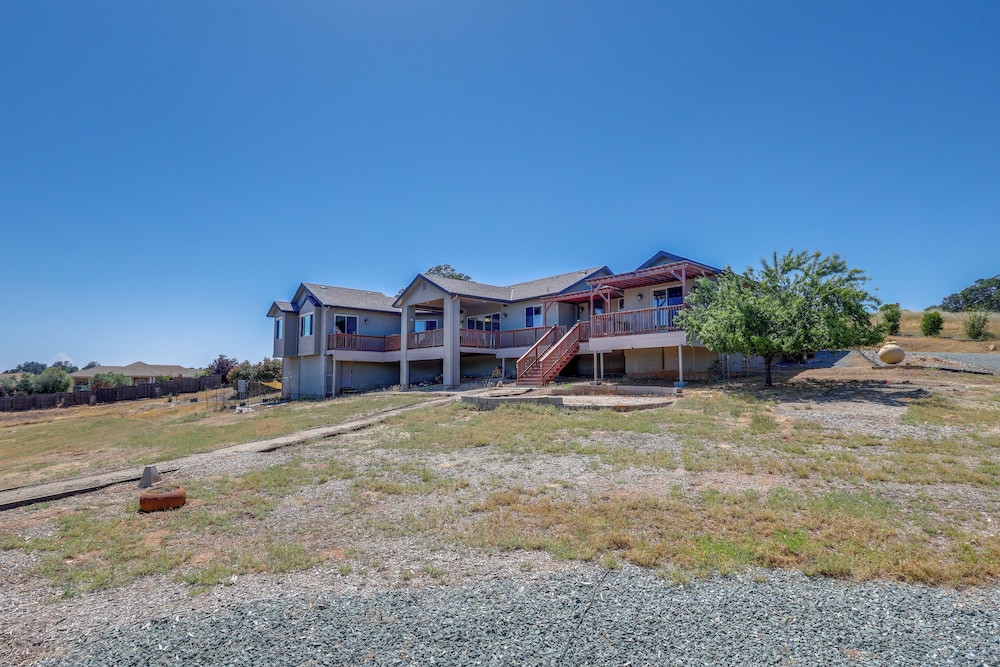 On-site Vineyard: Gem on 10 Acres in Pilot Hill!