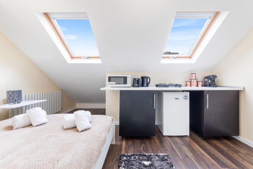 Remarkable 2 Double Bed Ensuite Room Isleworth TW7 view 5