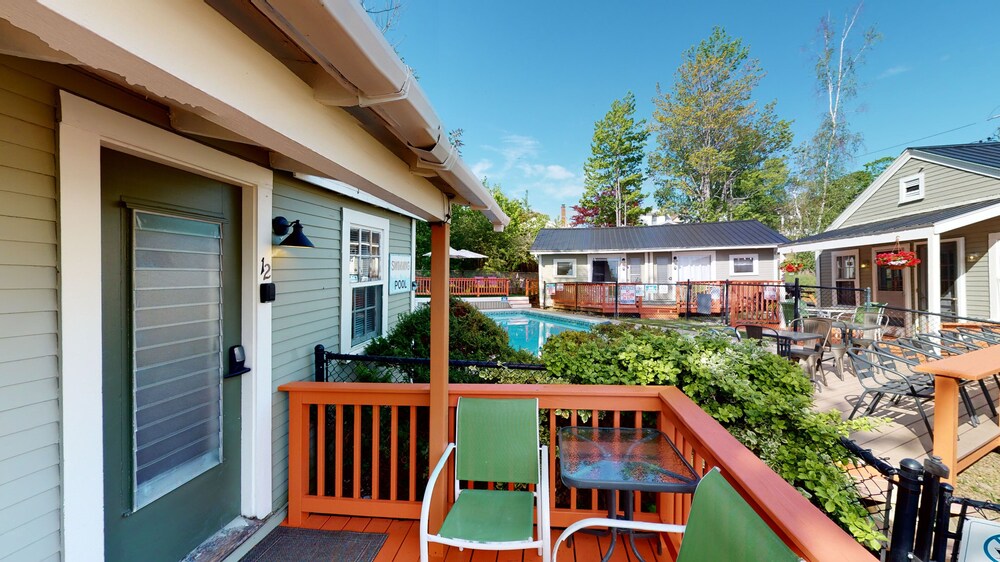 Lakeview House & Cottages