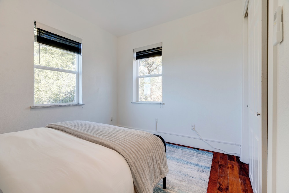 Near Lake Travis & Marina: Modern Austin Getaway!