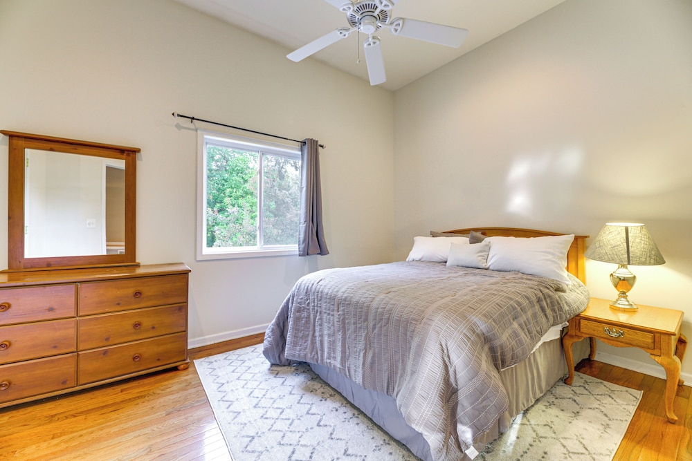 Large Yard w/ Pond: Family Retreat in New Albany!
