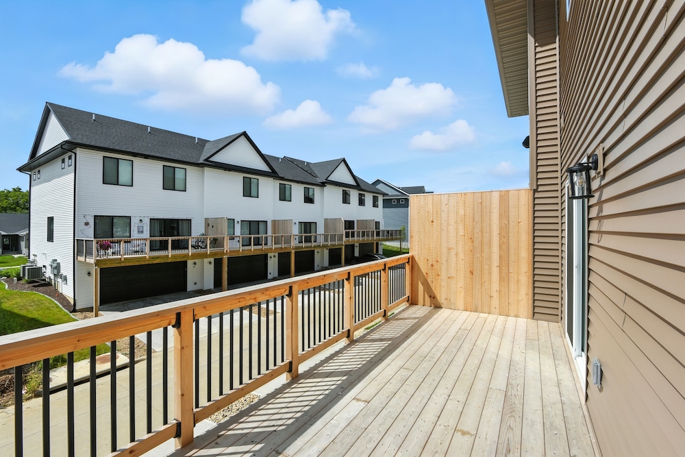 Modern Townhome Retreat In Prime Location 3 Bedroom Townhouse