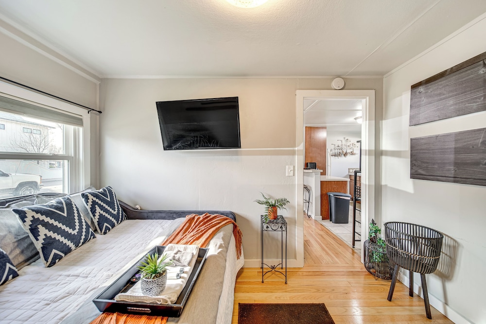 1 Mi to Camels Back Park: Boise Studio w/ Patio!