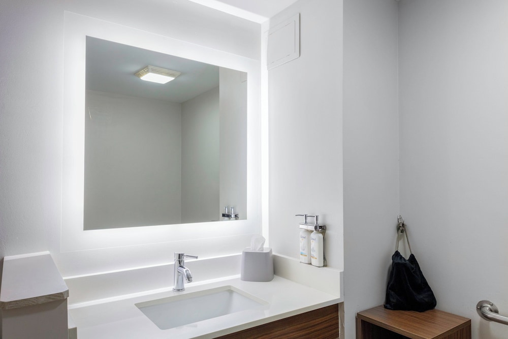 Roanoke Rapids Vacations - Holiday Inn Express  Suites Roanoke Rapids SE, an IHG Hotel - Property Image 18