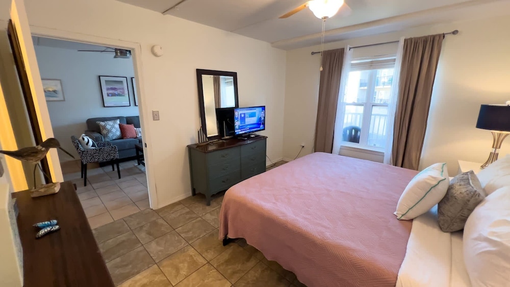 Cozy Family Retreat Steps To Beach Pool / Hot 2 Bedroom Apts