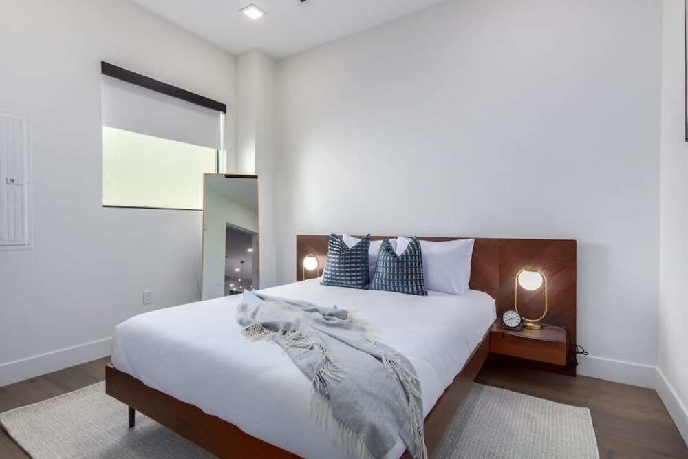 LUX Penthouse Old Town Walkable Gym Mtn Views