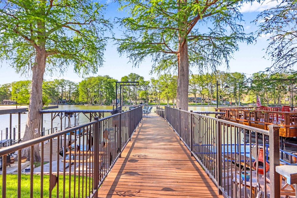 Beautiful and Relaxing Lakefront Getaway