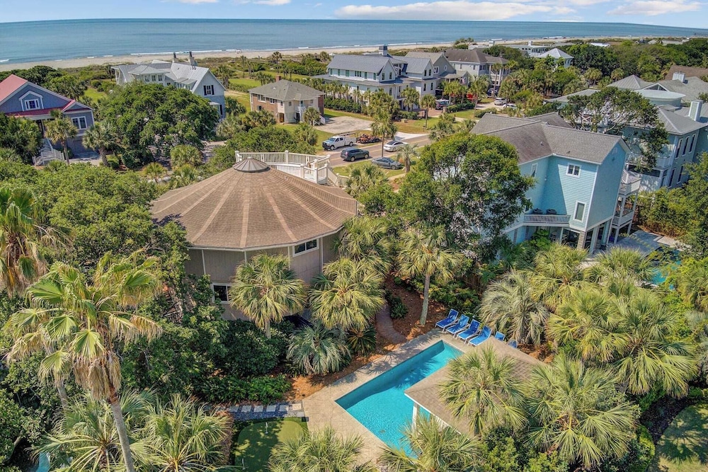 Private Pool, Putting Green & Steps to Isle of Palms Beach Paradise on Palm