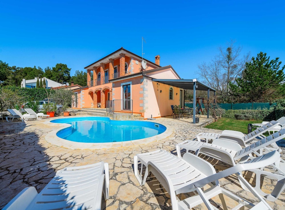 Villa in Visnjan With Private Heated Pool