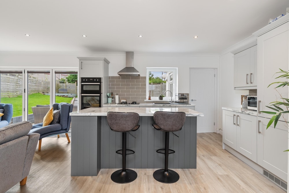 Treetops - Close to Beach Enclosed Garden view 2