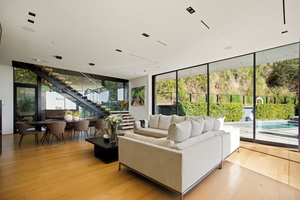 Belfast Estate - Mid-century Meets Modern - Luxe Poolside Villa