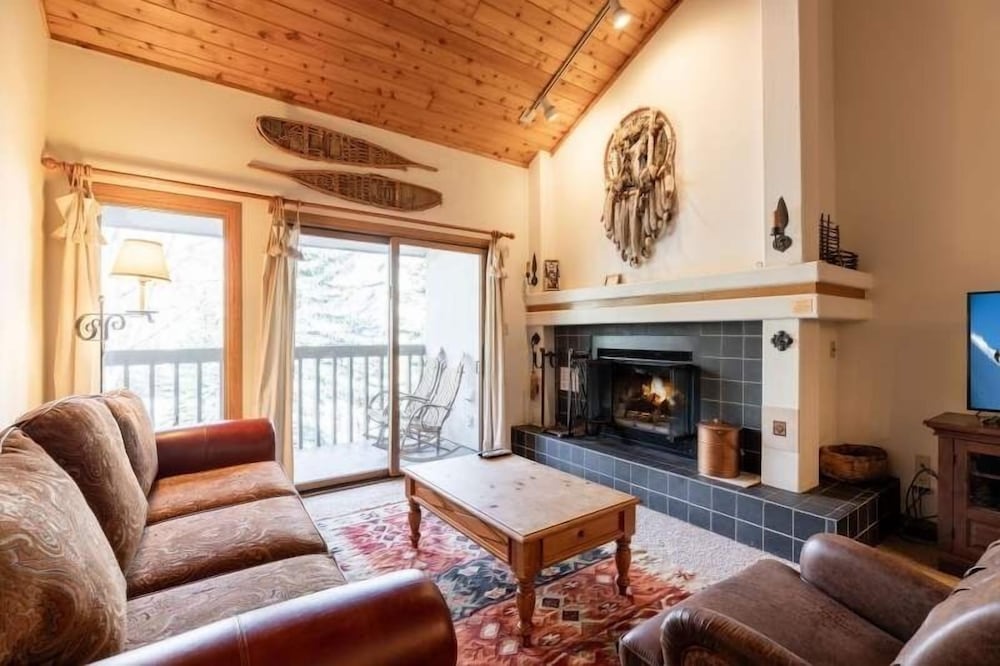 Townsend Place With Largest Outdoor Hot Tub and Ski-in Ski-out Access by Redawning - Property Image 1