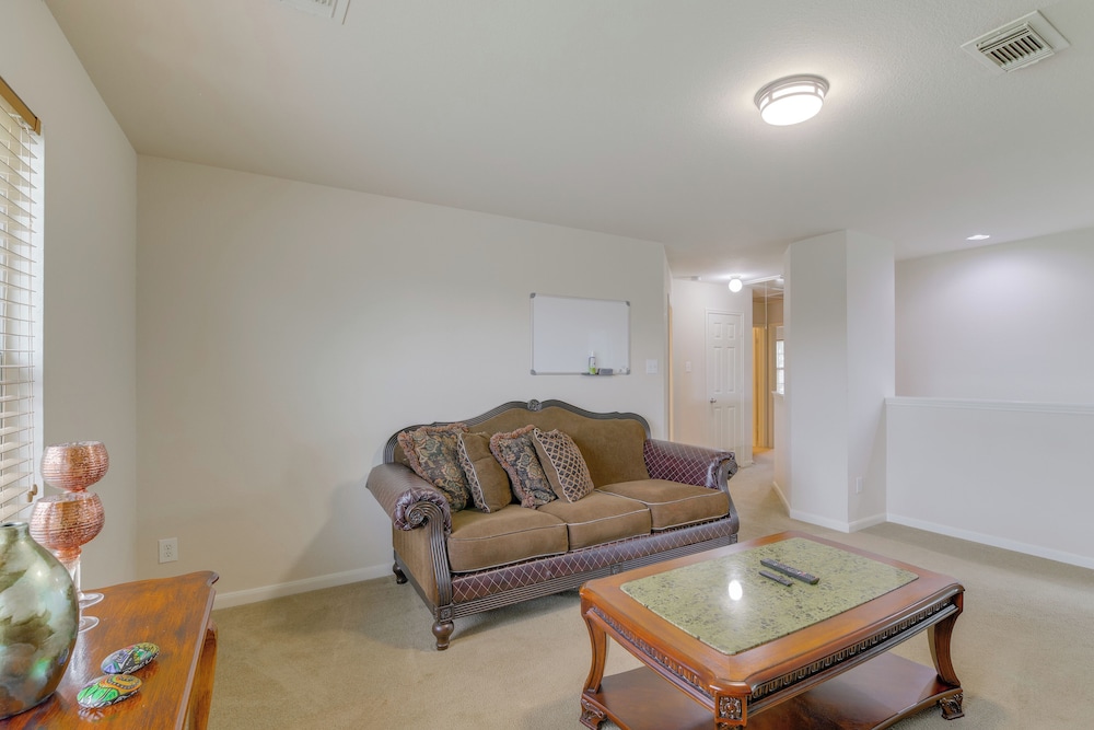 7 Mi to Downtown Baytown: Spacious Home w/ Yard