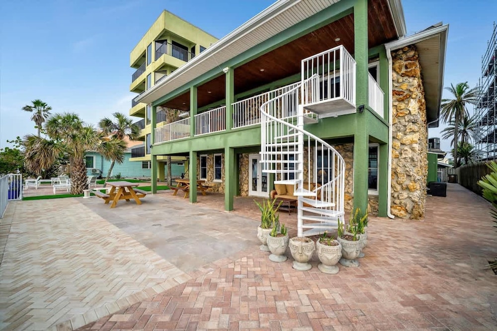 Stones Throw Beachfront Premier Suite 4 Views