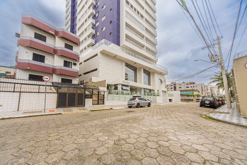 Apto com Garagem e Varanda a 450m da Praia