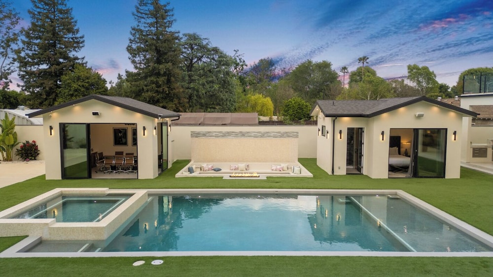 Villa Califa - Resort-style Living w/ Private Pool, Spa & Theater
