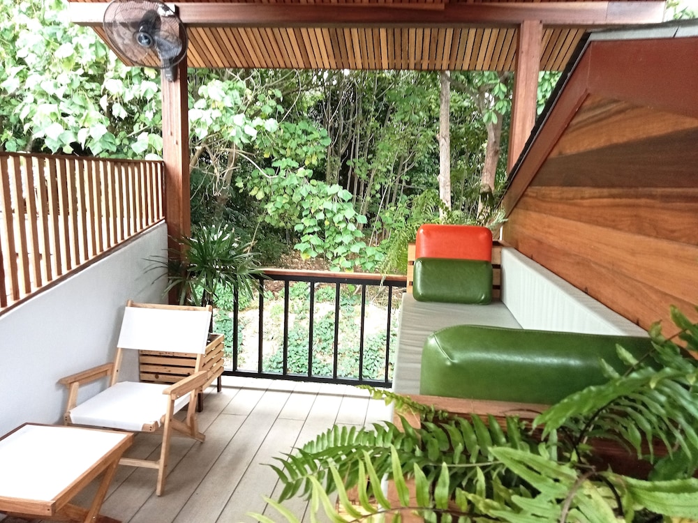 The Reef Hotel & Studios