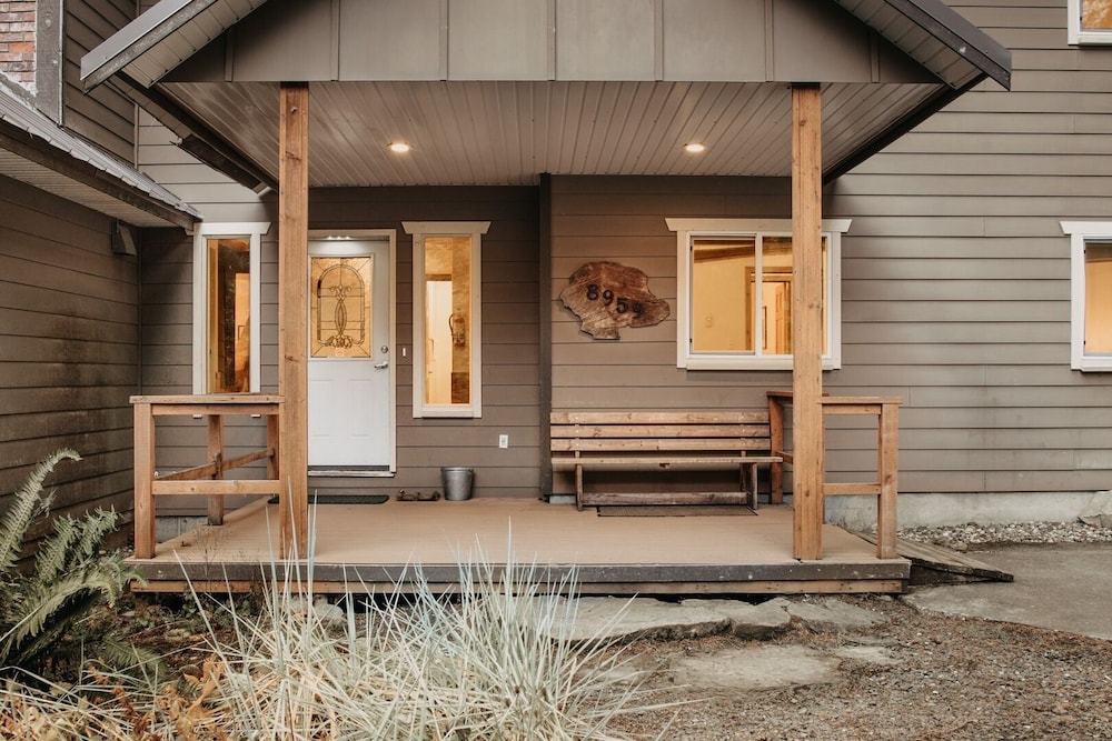 03mbh -12-bdrm - 3.5-bath - Wifi - Pets Ok - Sleeps 26 12 Bedroom Home by RedAwning