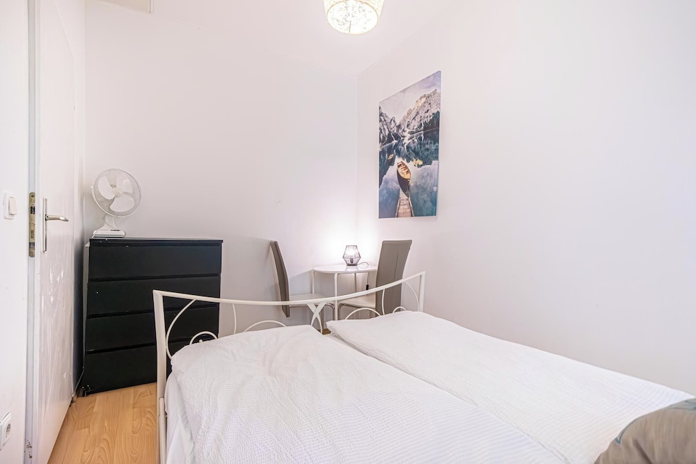 Cozy 2BR Apt Near Belvedere Palace