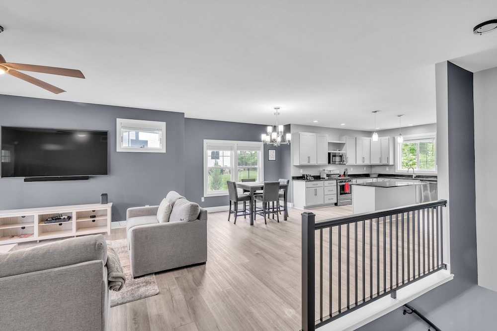 Pet-friendly Getaway With Golf & Private Patio Retreat 4 Bedroom Home