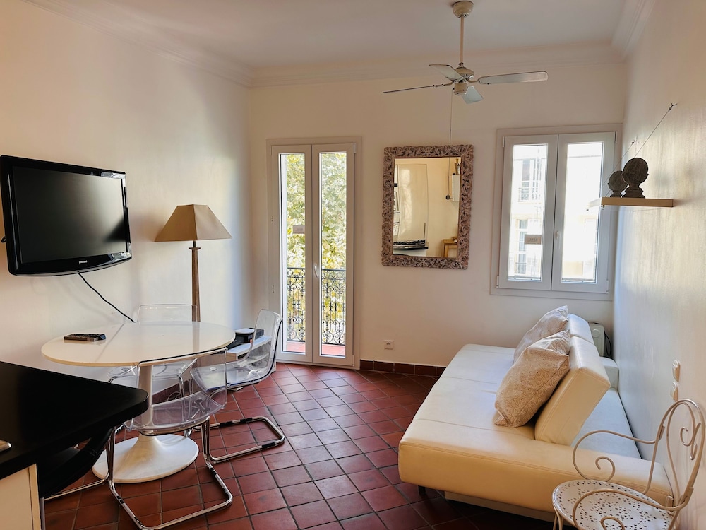 A Lovely Split Level Townhouse in the Heart of Cannes Next to the Marche Forville and the Palais - 1749