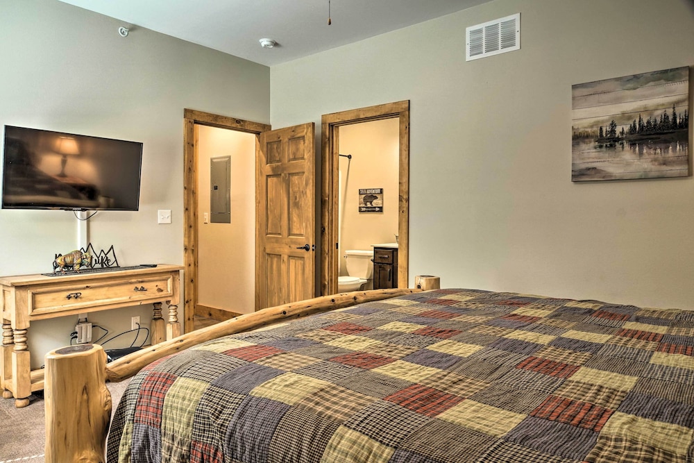 Branson West Cabin w/ Pool Access & Golfing view 4