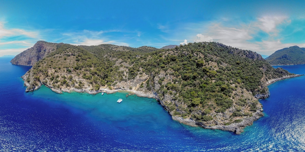 Private Island-Style Ultra Luxury Villa Estate