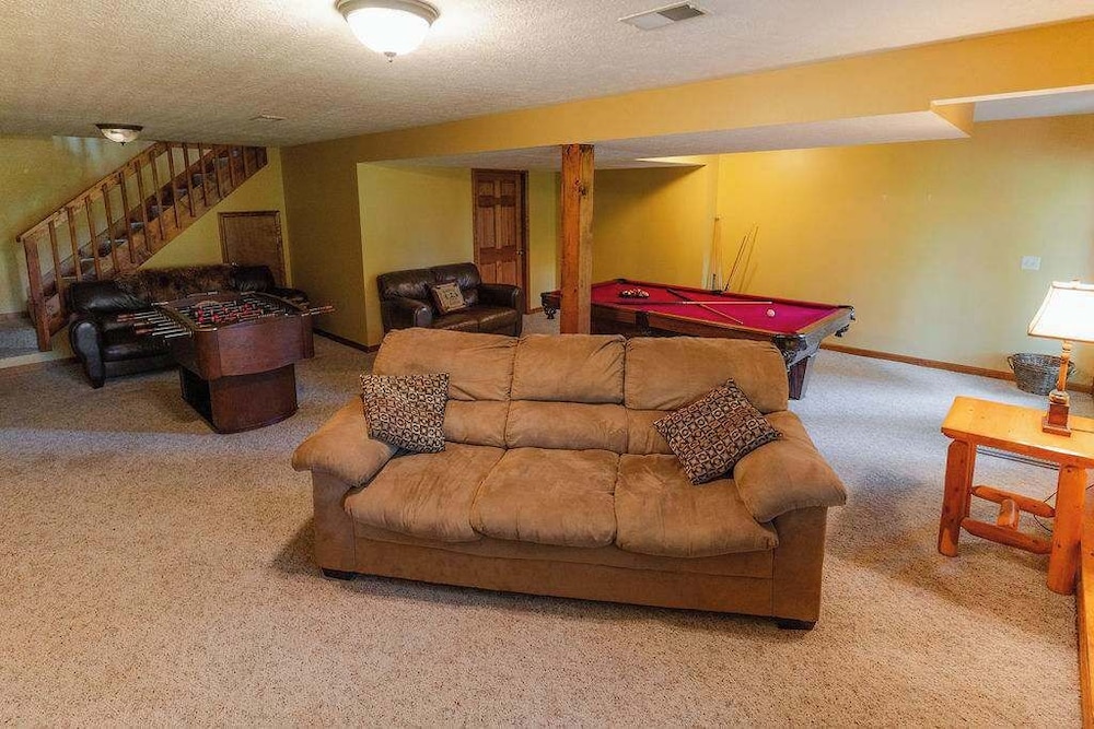 Cheerful Two Bdrm Cabin With Hot Tub & Pet Friendly