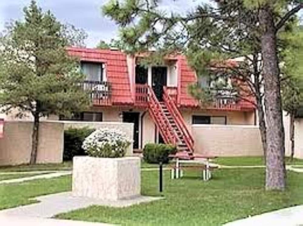 Hotel Pinecliff Village - Image 1