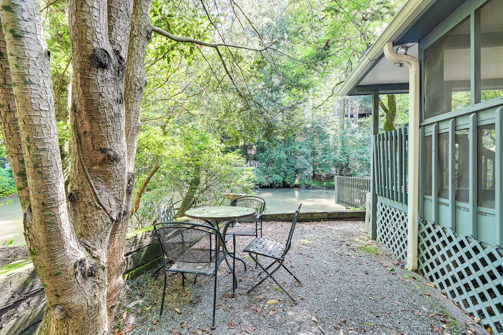 Cartecay River Retreat w/ Yard & Screened Porch!