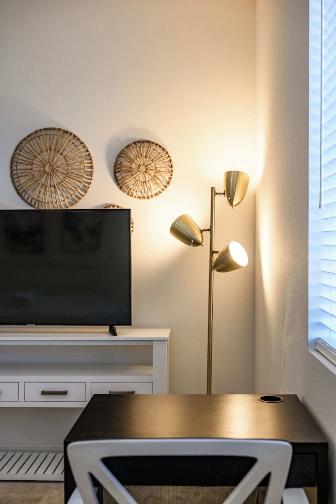 Sunny & Stylish Near LA 4BR Home w Desks & Lounge